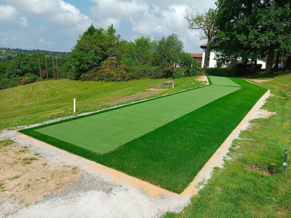 Pittsburgh Outdoor tee line consisting of one continuous green synthetic grass strip surrounded by trees